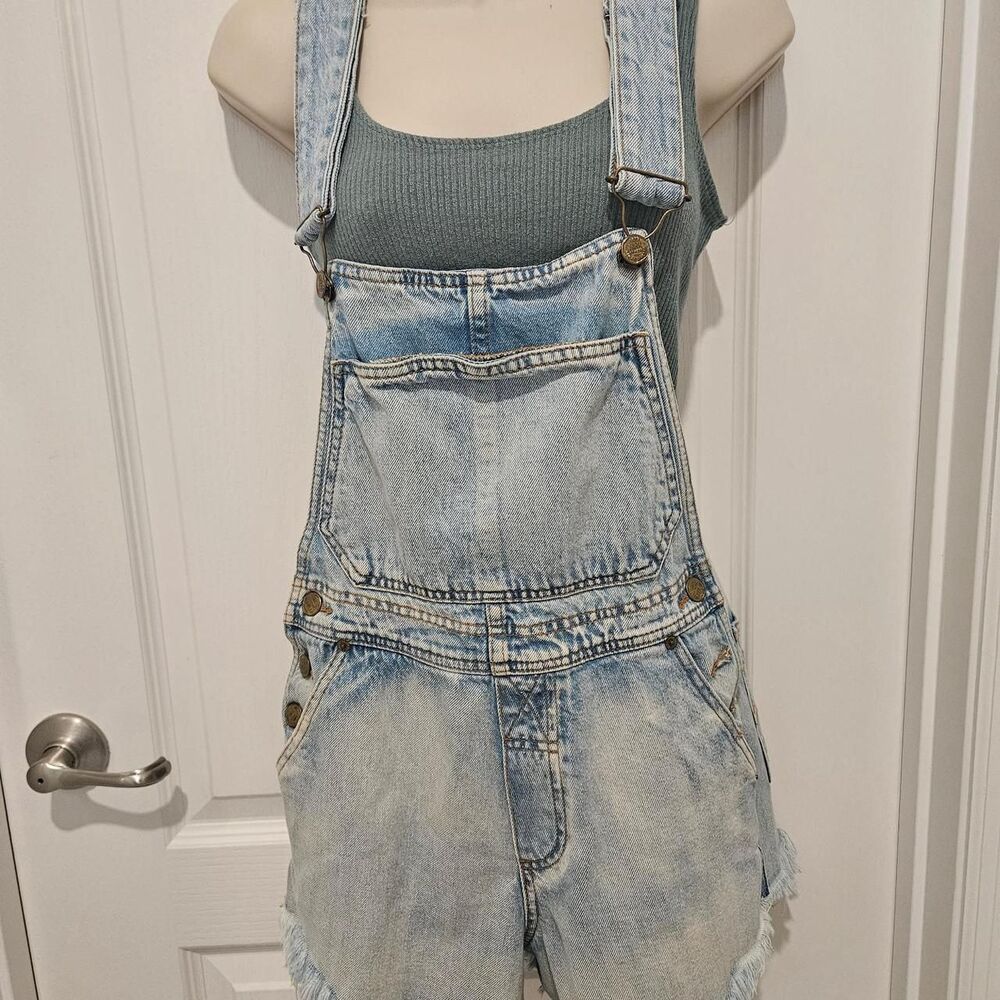 FARM Rio Light Wash Denim Short Overalls PP Frayed Hem Shortalls